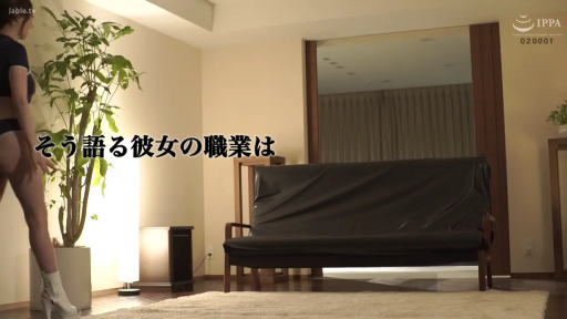 Indoor · Face · Stand · Subtitles · Necklace · Gaze · 温柔 · Everyday Clothing