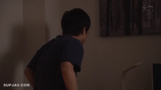 平静 · 房间 · 观望 · 男子 · 深色T恤 · 侧站 · 壁画