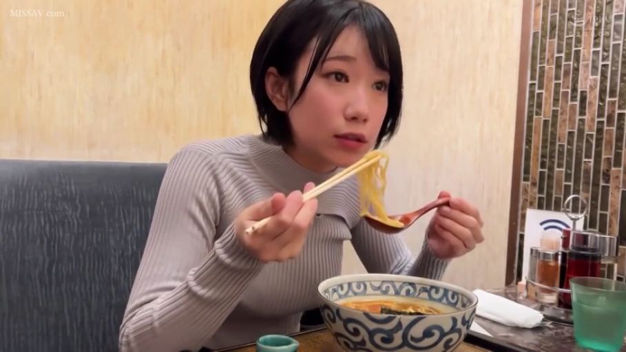 坐姿 · 病床 · 角色扮演 · 中景 · 微笑 · 抚摸 · 诊室 · 白大褂内裤