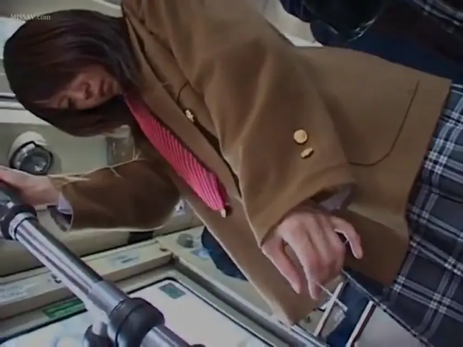 忧郁 · 手部特写 · 站立 · 乘车 · 棕色西装 · 公共猥亵 · 电车 · 扶手杆