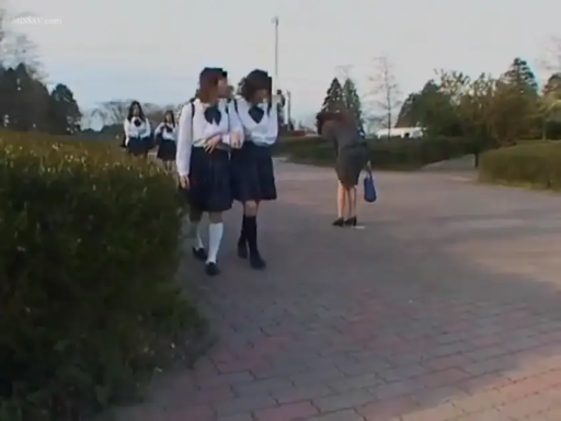 校服 · 自然 · 提包 · 行走 · 户外 · 散步 · 群体