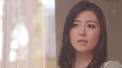 室内 · 面部 · 忧郁 · 凝视 · 熟女 · 正面 · 休闲毛衣