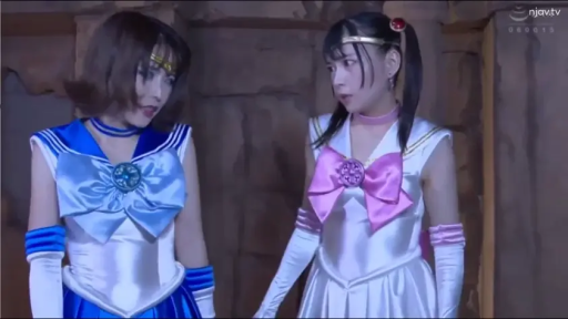 会話 · 真剣 · 站立 · 半身 · 室内场景 · アニメコスプレ · 额饰 · 美少女战士角色扮演