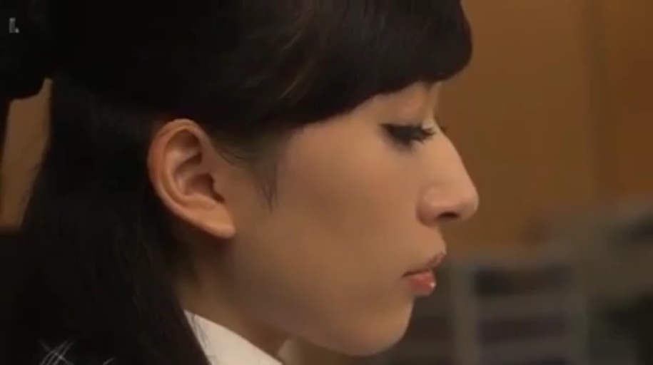 室内 · 座り姿勢 · 瞑想 · 顔部のクローズアップ · 平静 · 制服 · 长发