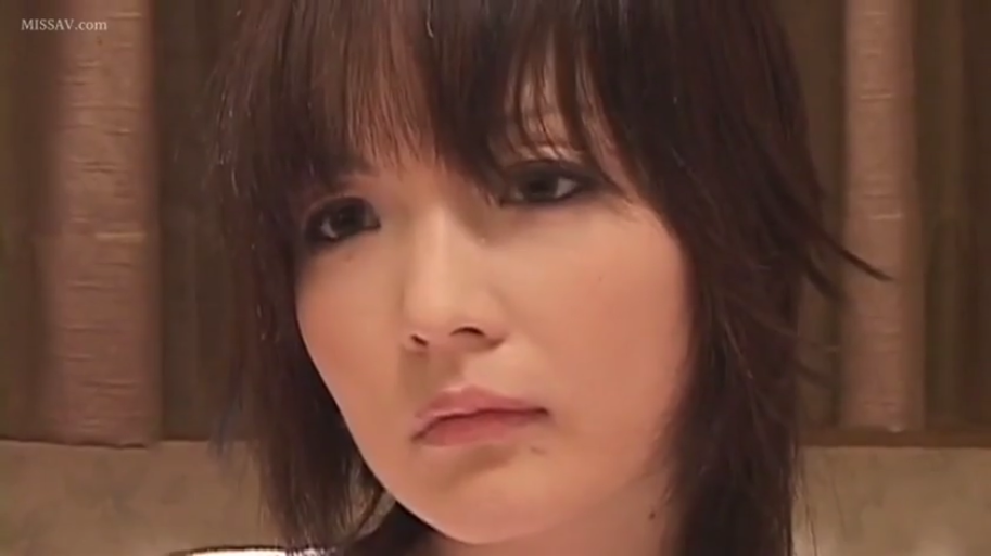 室内 · 忧郁 · 脸部特写 · 白色上衣 · 凝视 · 短发 · 正面