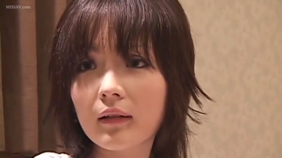 室内 · 脸部特写 · 迷离 · 白色上衣 · 注视 · 正面 · 亚洲