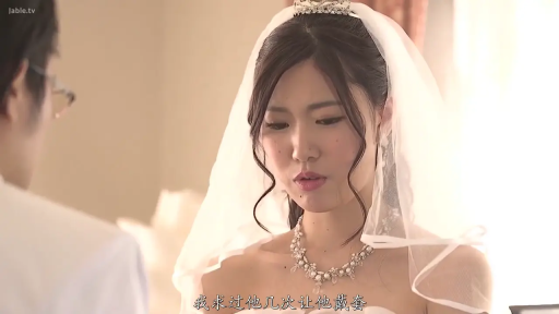 室内 · 交谈 · 面部 · 站立 · 中文字幕 · 忧伤 · 婚纱 · 皇冠