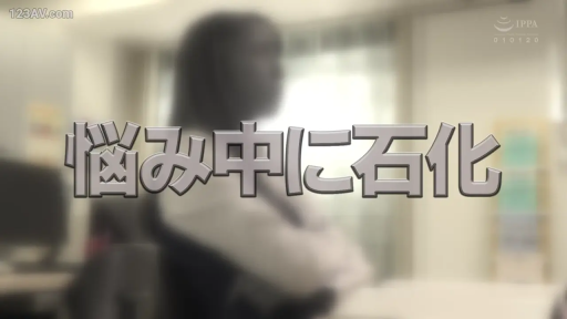 坐姿 · 办公室 · 中景 · 电脑 · 职业装 · 日语字幕 · 凝重 · 发呆