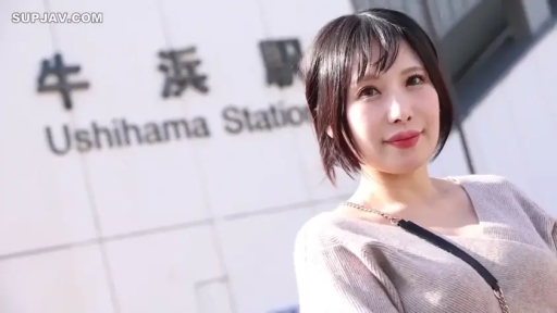 站立 · 微笑 · 注视 · 上半身特写 · 车站 · 浅色针织衫