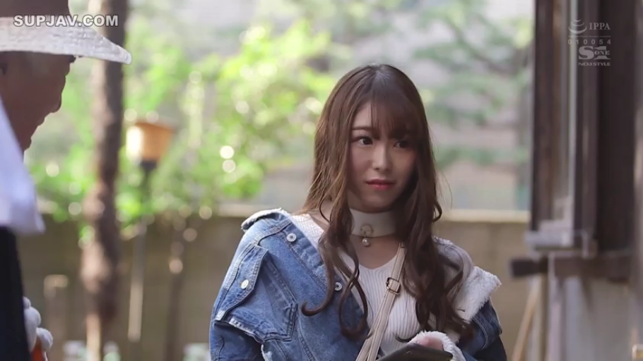 站立 · 中景 · 自然 · 注视 · 手机 · 户外 · 牛仔外套 · 日本AV