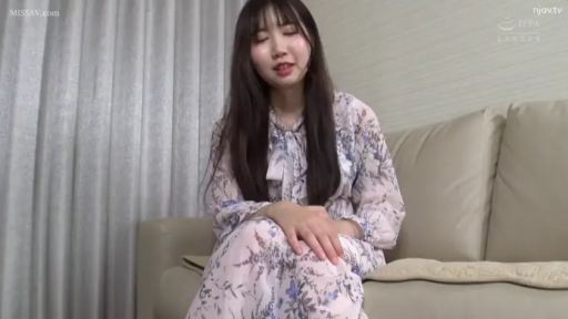 坐姿 · 中景 · 窗帘 · 微笑 · 注视镜头 · 室内沙发 · 长发 · 碎花连衣裙