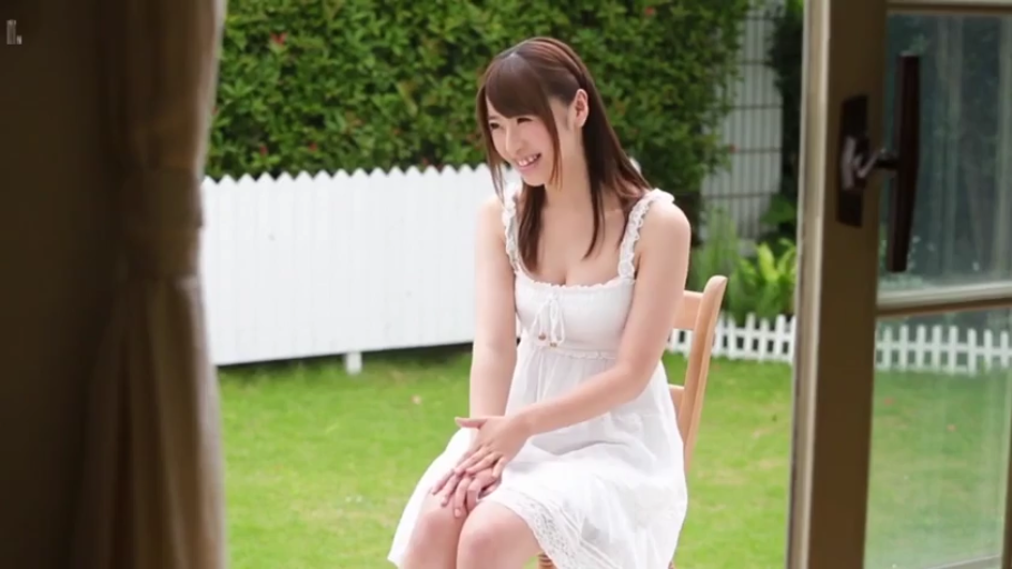 坐姿 · 中景 · 甜美微笑 · 腼腆坐着 · 木椅 · 户外庭院 · 清新 · 白色吊带连衣裙