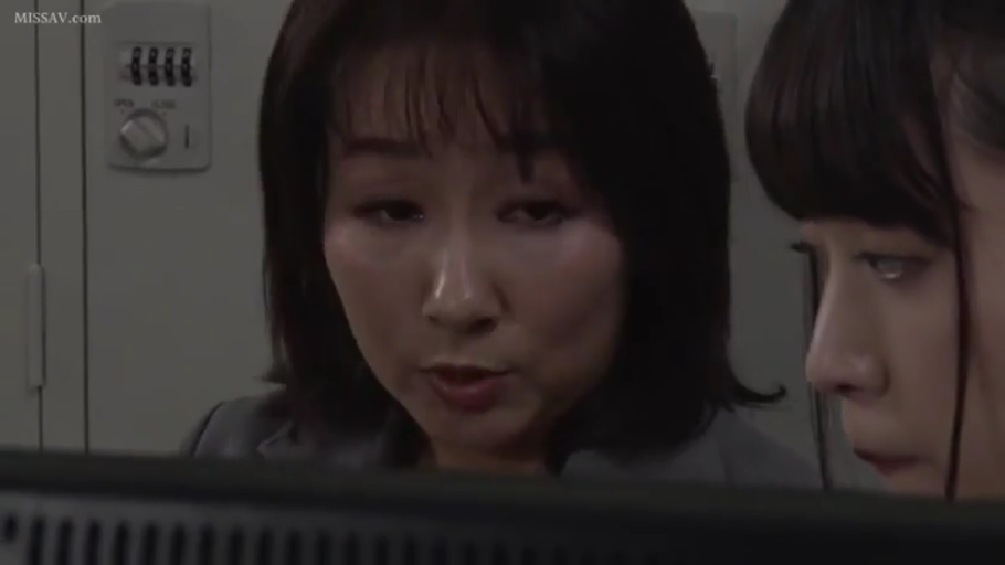 教室 · 红色短裙 · 诱惑 · 诱惑 · 开腿坐姿 · 课桌椅 · 腿部特写 · 成人视频截图