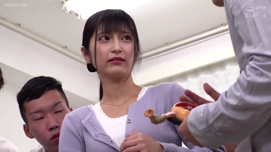 室内 · 脸部特写 · 站姿 · 对话 · 剧情 · 紫色开衫 · 玩偶 · 嫌弃