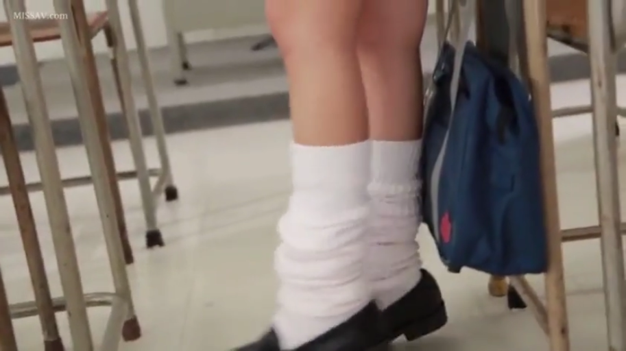 教室 · 站立 · 腿部 · 书包 · 泡泡袜