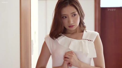 室内 · 坐姿 · 阅读 · 认真 · 中景 · 条纹衫 · 信件 · 演职员表