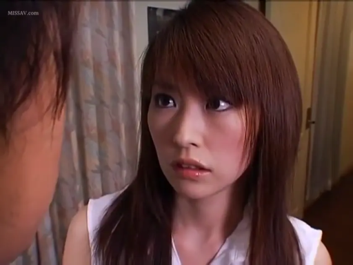 室内 · 忧郁 · 站立 · 面部特写 · 白色背心 · 对视