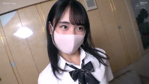 室内 · 脸部特写 · 站立 · 自然 · 学生制服 · 注视 · 长发 · 口罩