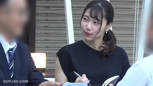 Sitting Posture · Conversation · 专注 · Half-body · Inside the office · 职场氛围 · 黑色无袖上衣 · Signature pen