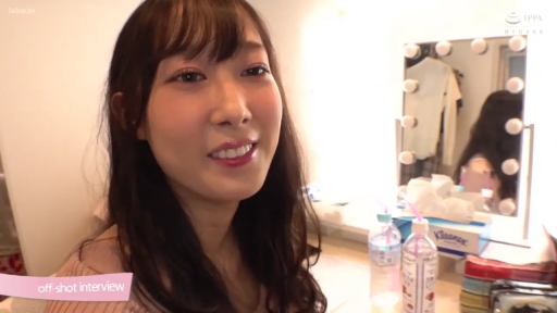 坐姿 · 脸部 · 笑容 · 接受采访 · 化妆镜 · 化妆间 · 粉色针织上衣 · 幕后访谈