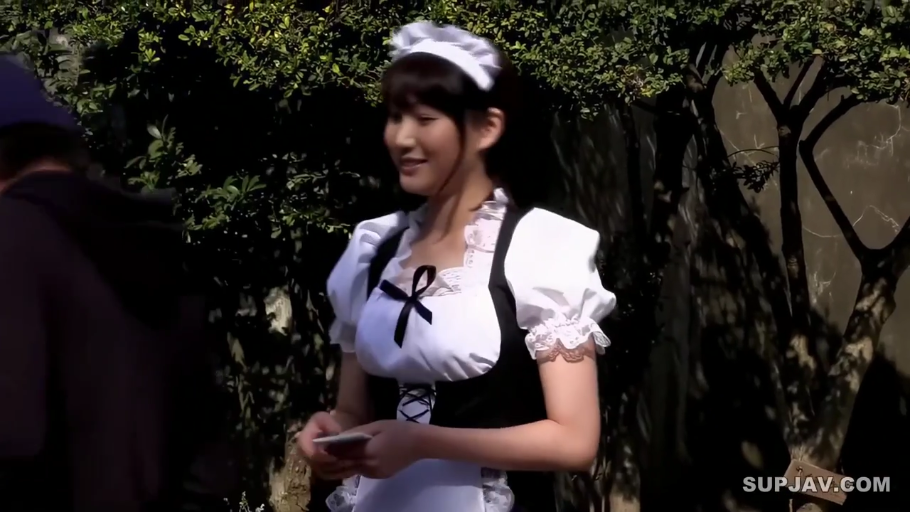 站立 · 微笑 · 半身 · 女仆装 · 户外 · 互动 · 头饰 · 日光