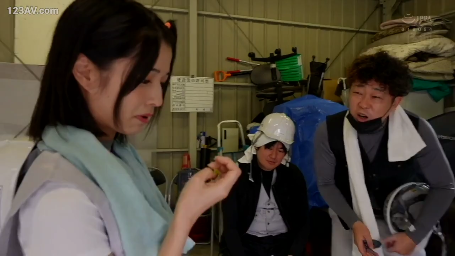 严肃 · 站立 · 对话 · 多人 · 仓库 · 侧脸 · 安全帽 · 工装