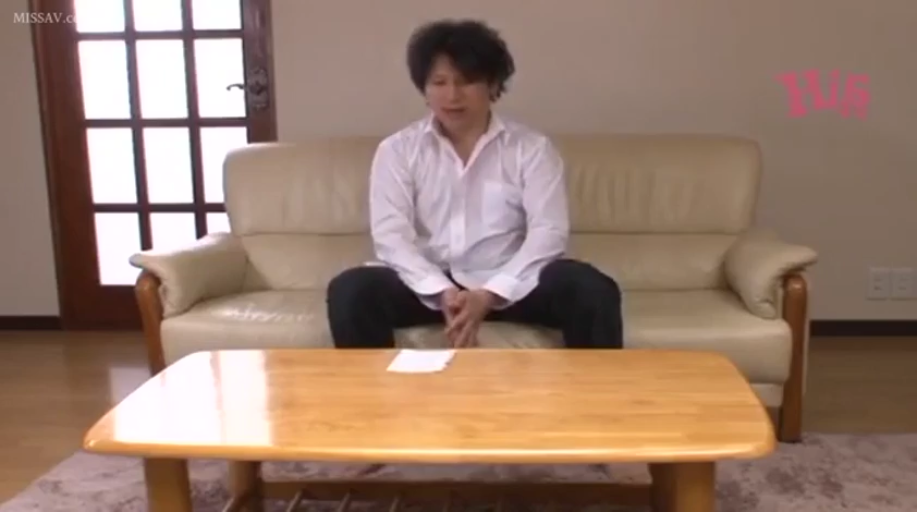 坐姿 · 全景 · 白衬衫 · 客厅