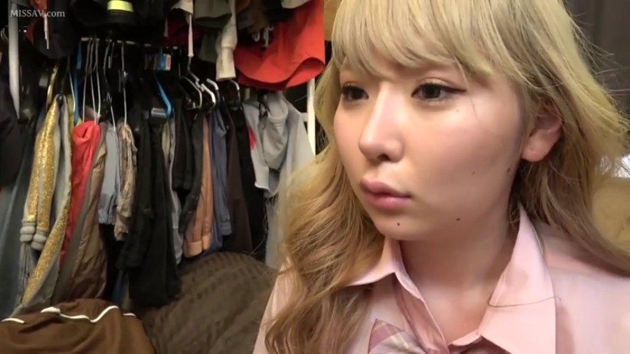 室内 · 憂鬱 · 顔のクローズアップ · 凝視 · JK制服 · 金髪 · ハンガー · 横になって座る