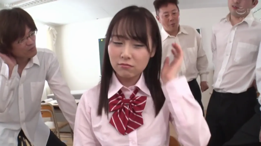 坐姿 · 面部 · 校服 · 教室 · 多人 · 黑板 · 局促 · 被围观