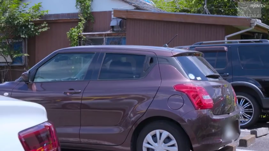 汽车 · 白天 · 停车场