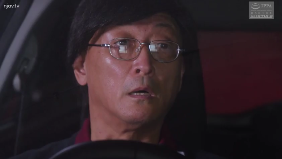 坐姿 · 眼镜 · 面部特写 · 车内 · 惊讶 · 夹克 · 中年男性 · 驾驶