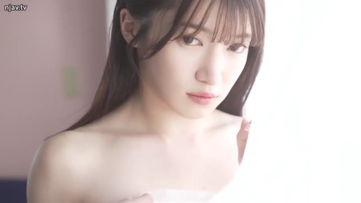 室内 · 憂鬱 · 顔部のクローズアップ · 注視 · 正面 · 裸肩