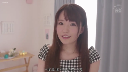 Indoor · 单人 · Face · Stand · Smile · 桌子 · 说话 · Plaid Outfit