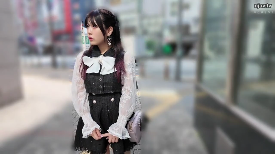 户外街道 · 侧身站立 · 无特写 · 地雷系服装