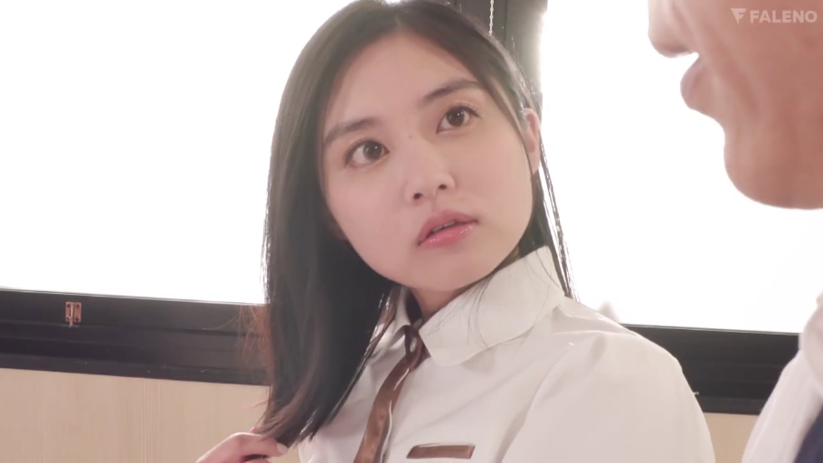 室内 · 坐姿 · 面部特写 · JK制服 · 长发 · 撩发 · 疑惑