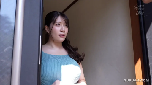 Stand · Medium shot · 自然 · Door frame · At the door · 丰满 · 蓝色针织衫 · 迎接