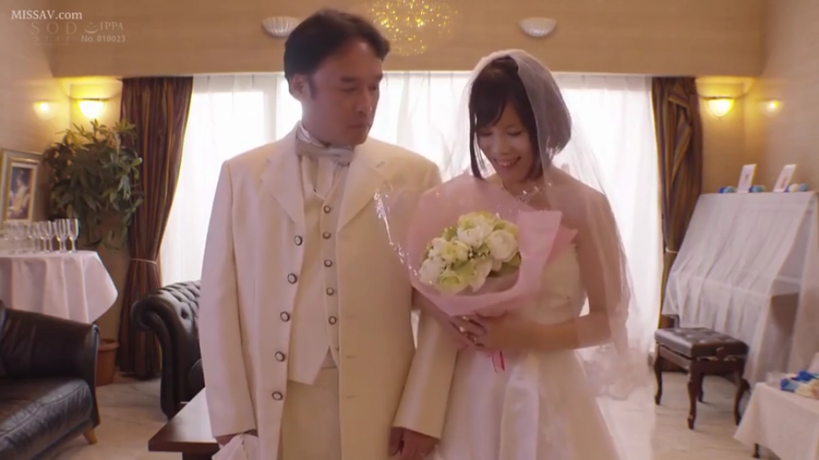 室内 · 站立 · 微笑 · 半身 · プロット · ウェディングドレス · 持花 · 捧花