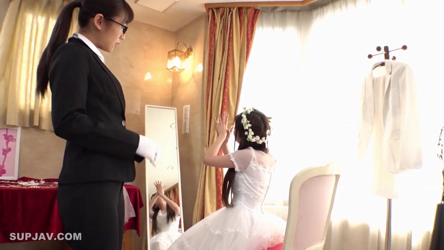 更衣室 · 站姿 · 专注 · 中景 · 婚纱 · 劇情 · 衣架 · 整理服装