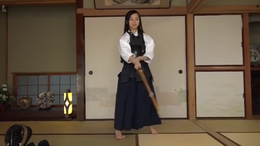 全身 · 站立 · 和室 · 平静 · 剑道服 · 练习 · 竹刀