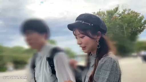 站立 · 中景 · 自然 · 谈话 · 户外 · 耳饰 · 黑色帽子 · 格子外套