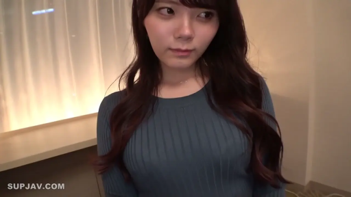 室内 · 单人 · 忧郁 · 脸部特写 · 紧身针织衫 · 站姿 · 注视