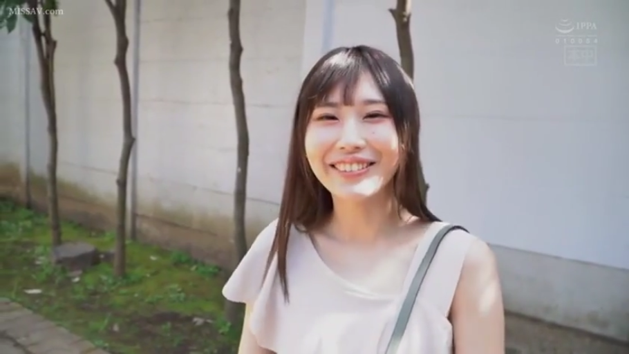 站立 · 面部特写 · 单肩包 · 灿烂笑容 · 街拍风格 · 户外墙边 · 浅色无袖上衣 · 对视行走