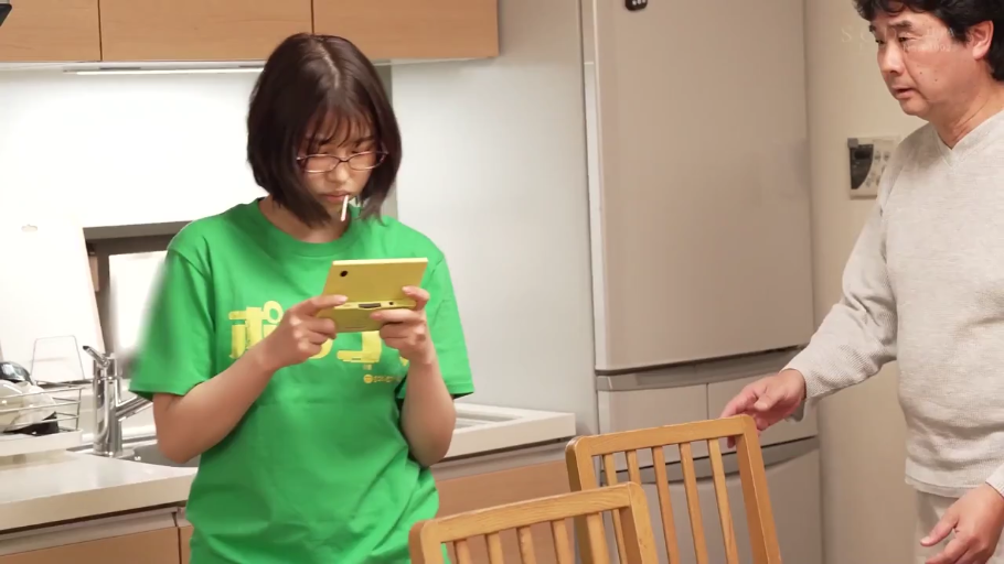 专注 · Stand · Half-body · 居家 · Kitchen · 绿色T恤 · 掌机 · 玩游戏机