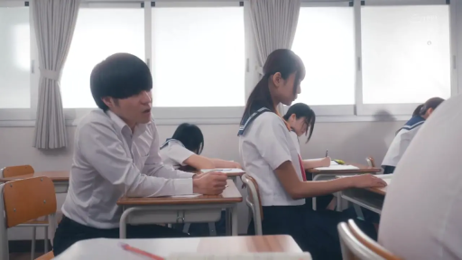 坐姿 · 严肃 · 校服 · 教室 · 全景 · 课桌椅 · 群像 · 听讲