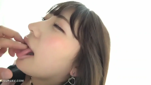 室内 · 迷離 · 仰頭 · 黑色上衣 · 耳坠 · 嘴部特写 · 舔手指