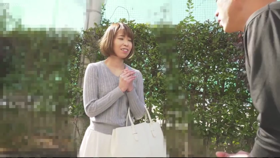 中景 · 站姿 · 微笑 · 对话 · 户外 · 熟女 · 灰色针织衫 · 白色手提包