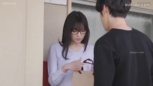 眼镜 · 站姿 · 特写 · 认真 · 白色毛衣 · 门口 · 纸袋 · 接物