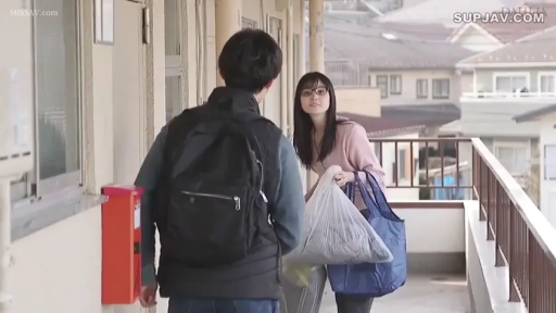 交谈 · 站立 · 中景 · 微笑 · 粉色上衣 · 日常 · 公寓走廊 · 塑料袋