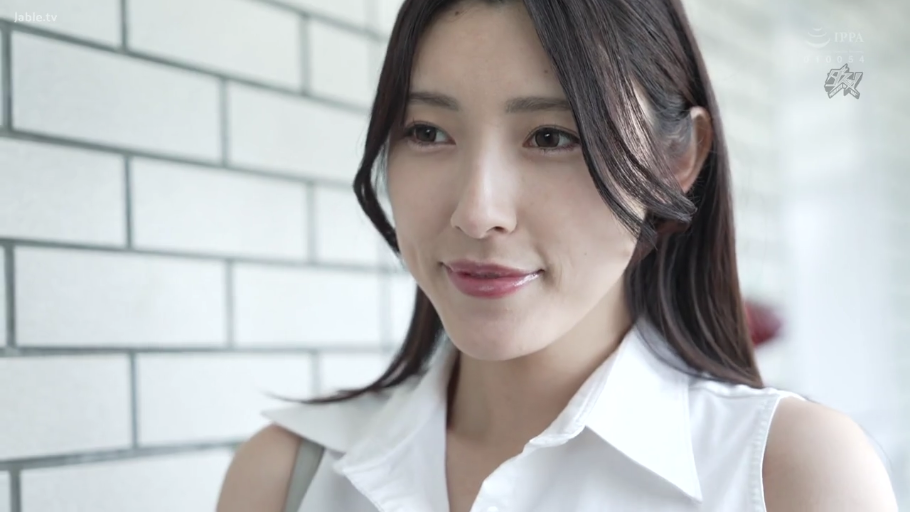 交谈 · 中景 · 站姿 · 自然 · 手提包 · OL · 室外走廊 · 黑色包臀裙