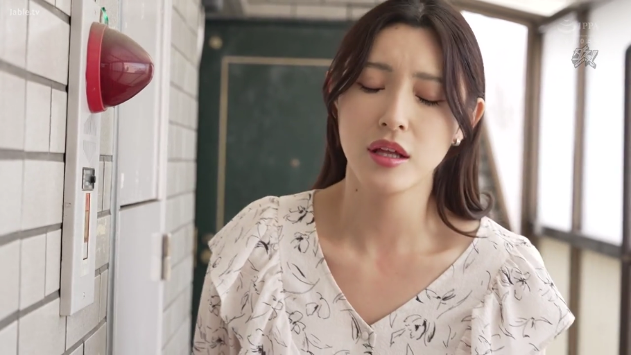 全身 · 站立 · 站立 · 平静 · 走廊 · 户外 · 时装